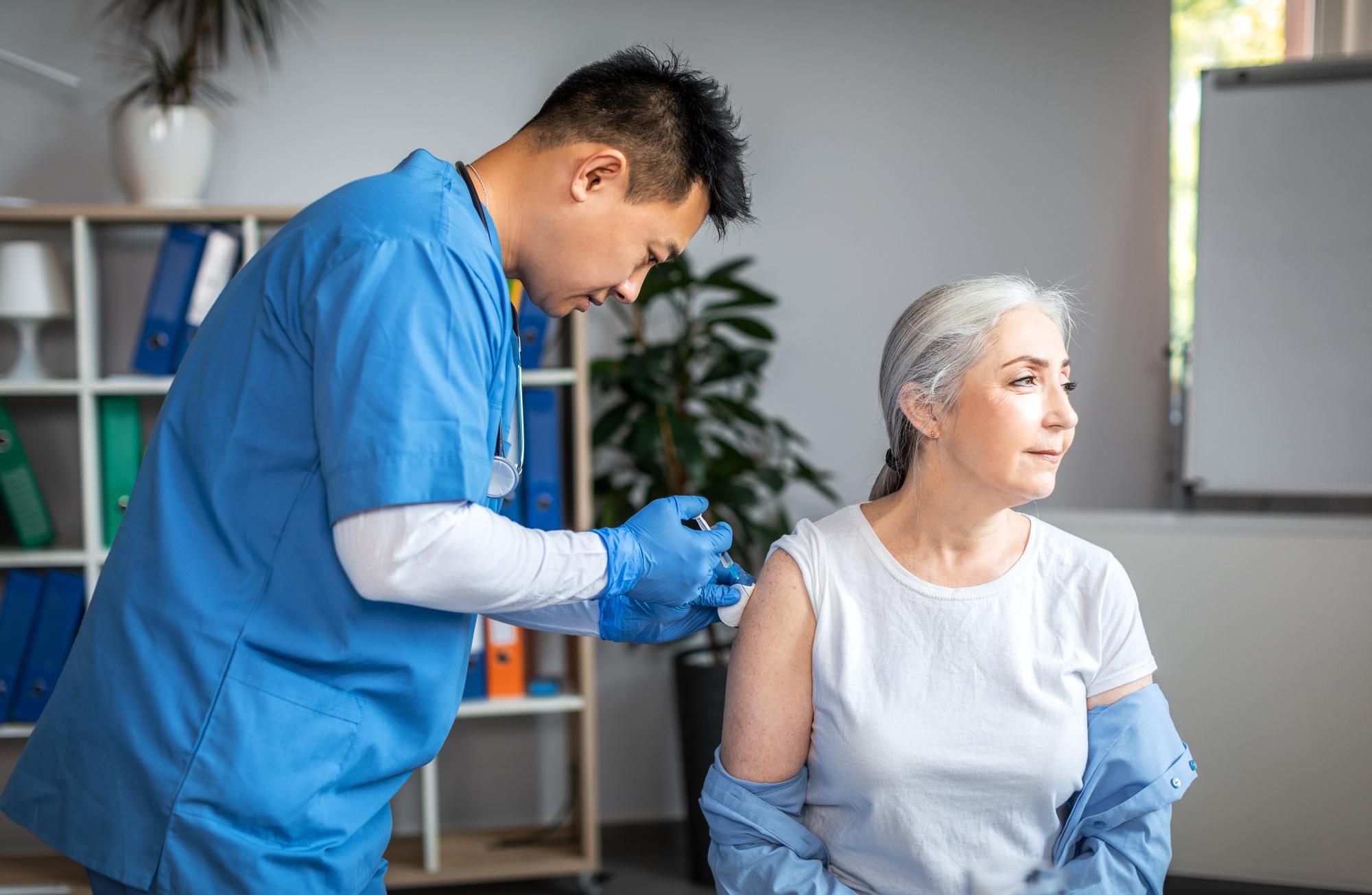 Tiêm phòng người lớn: Lịch vaccine cần thiết theo từng độ tuổi