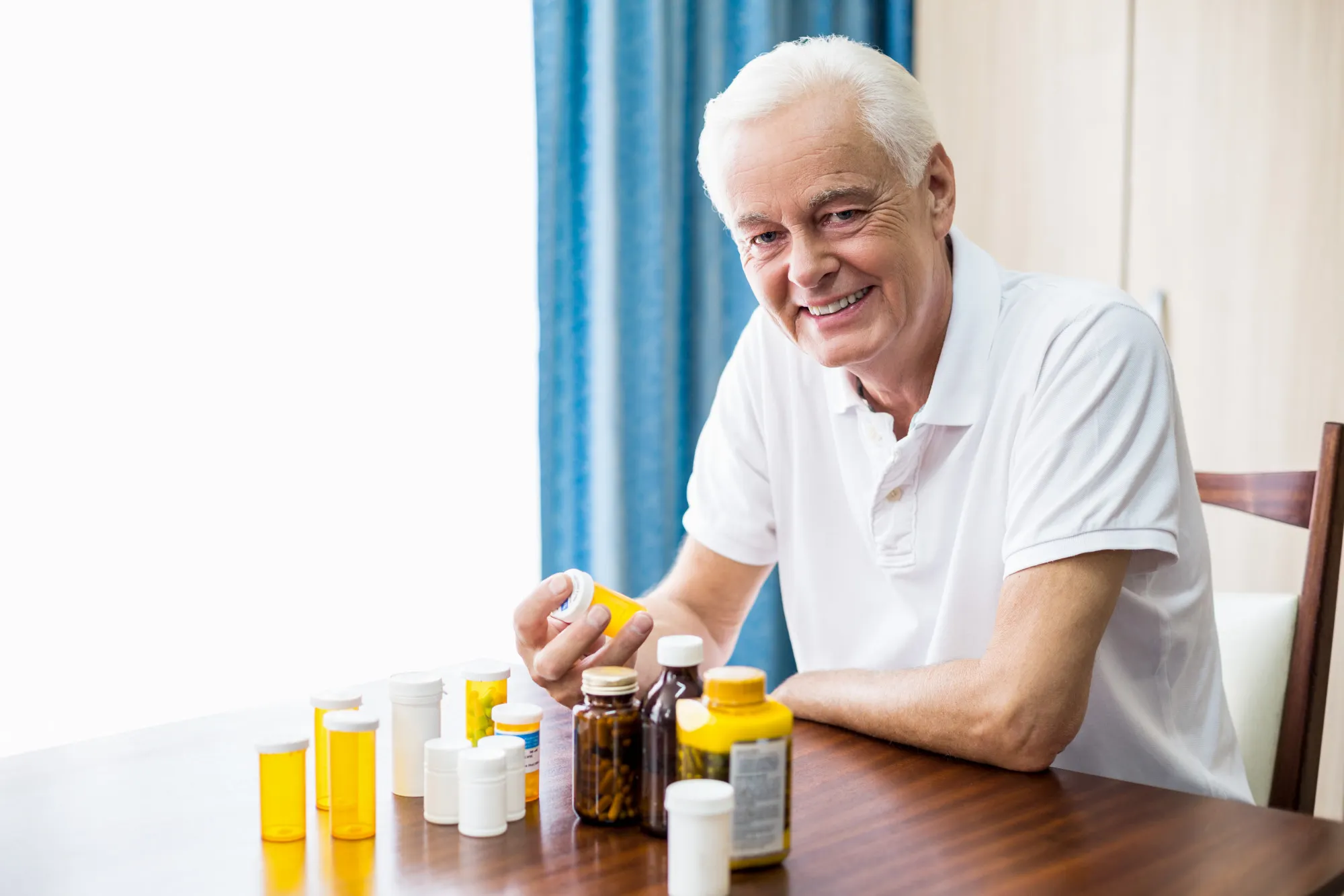 Bổ sung canxi và vitamin D cho người trên 60 tuổi: Liều lượng, lưu ý và cách chọn sản phẩm phù hợp